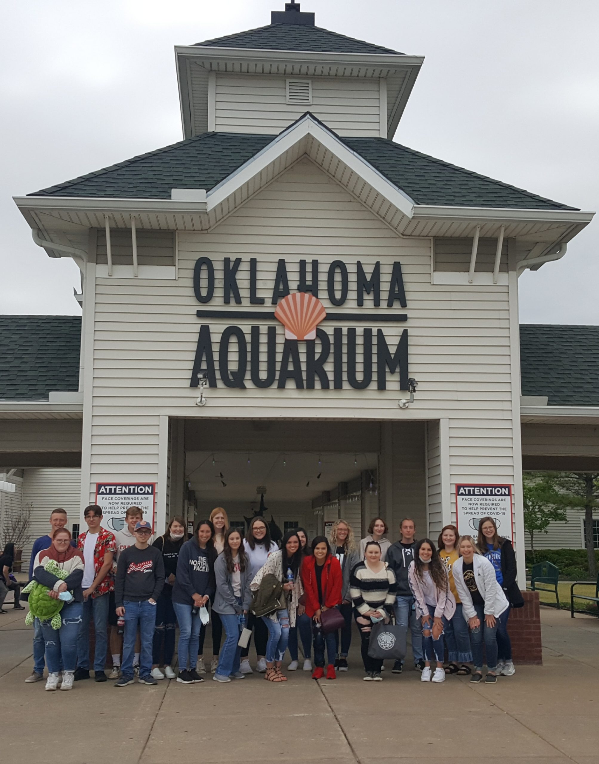 ssc-bancfirst-student-bank-board-participants-visit-jenks-aquarium